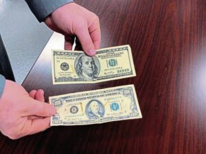 Wie man einen Counterfeit 100 Dollar Bill erkennt