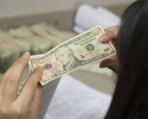 >counterfeit money, counterfeit currency, what to do if you have counterfeit money, fake money detection, counterfeit money detection, how to report counterfeit money, suspected counterfeit bill, counterfeit bill, currency security features, money authentication