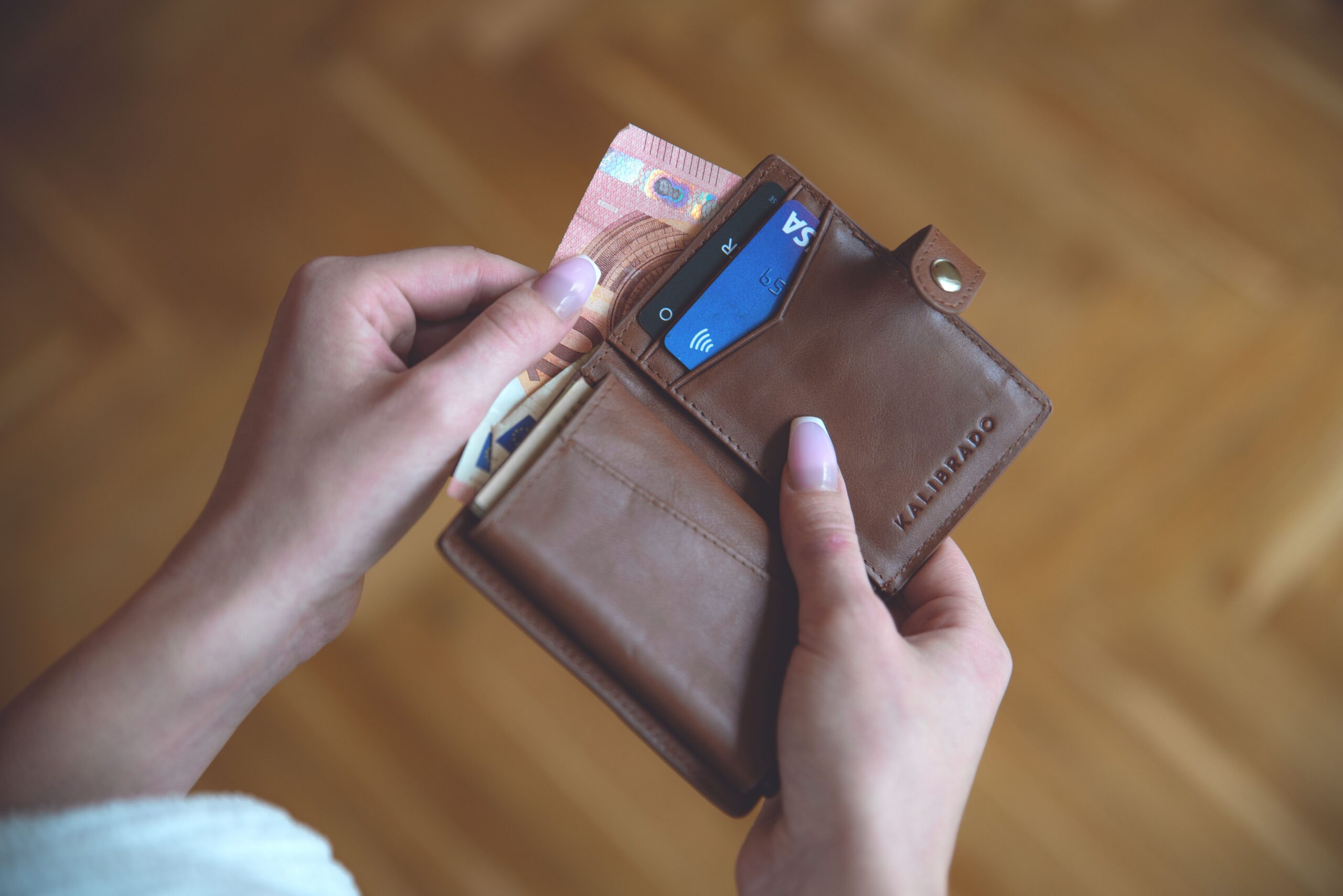 how to spot a counterfeit bill​