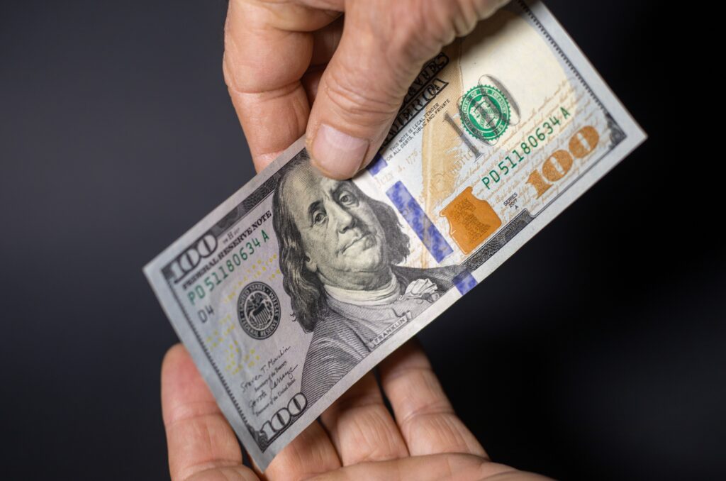 how to tell if a 100 dollar bill is fake