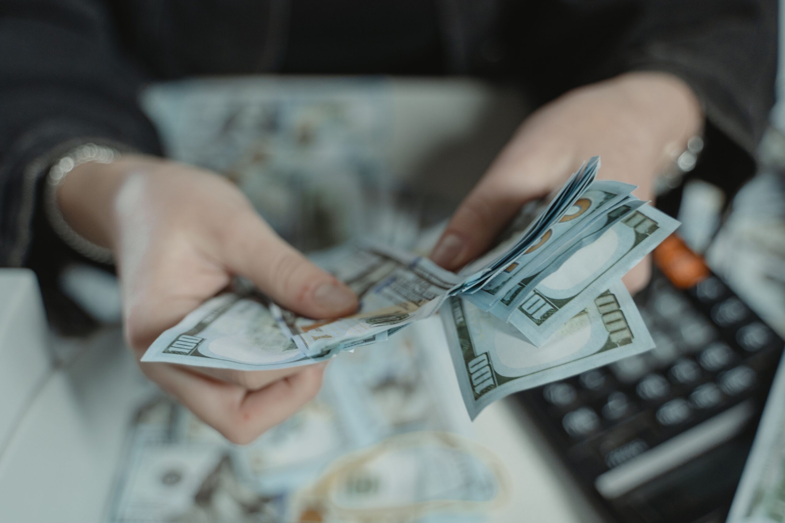Wie man sagt, ob ein Hundert-Dollar-Schein falsch ist