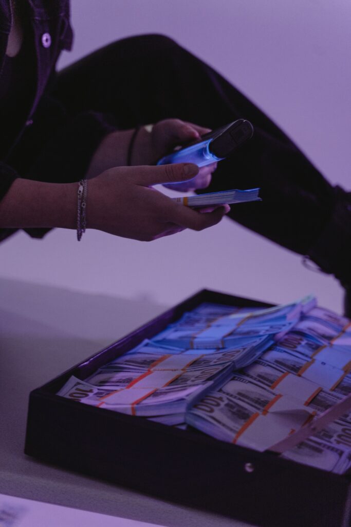 how to check for counterfeit money​