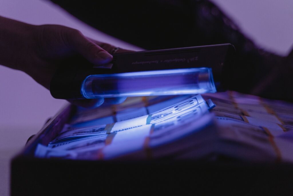how to identify fake money