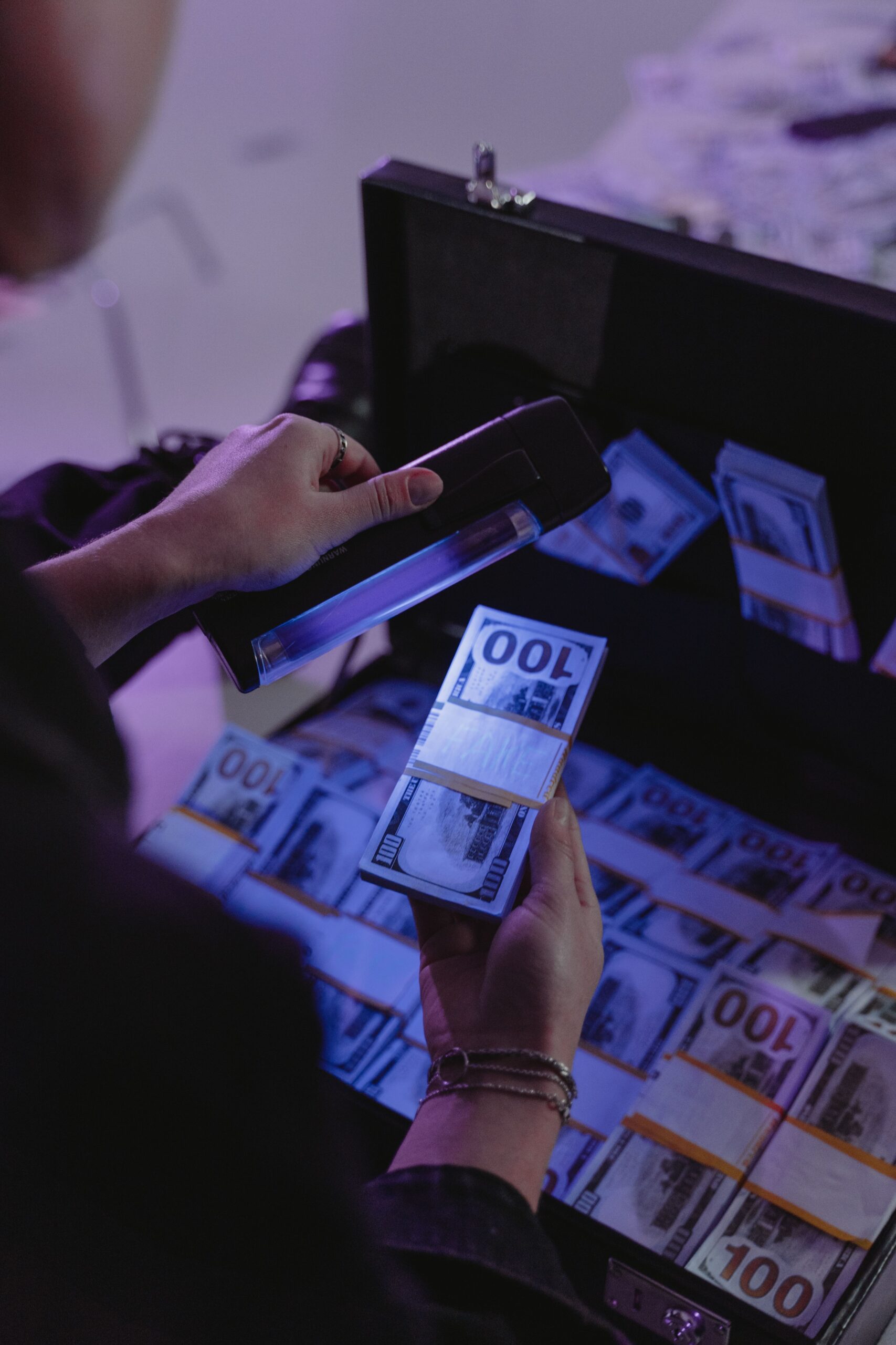 how to spot fake money